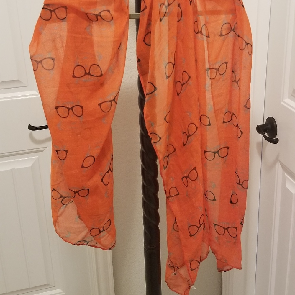 Red scarf with cat wearing glasses